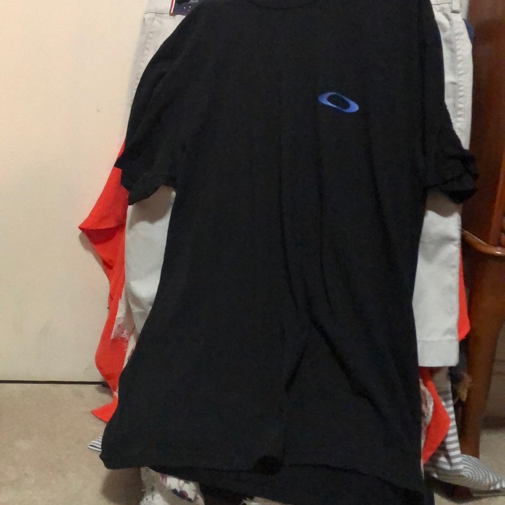 Black Oakley tshirt